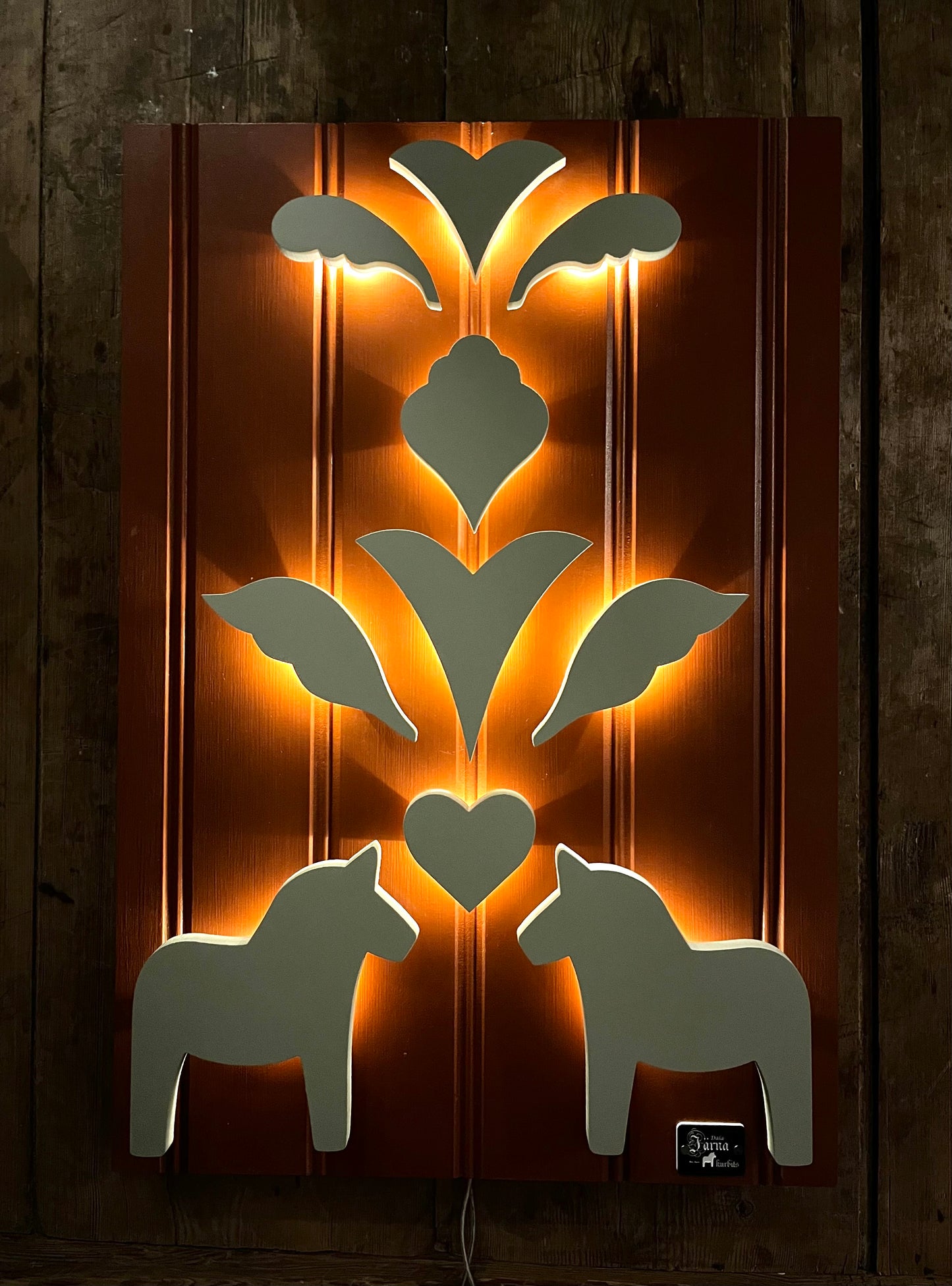 Beige-grå-grön på Rältaröd bakgrund