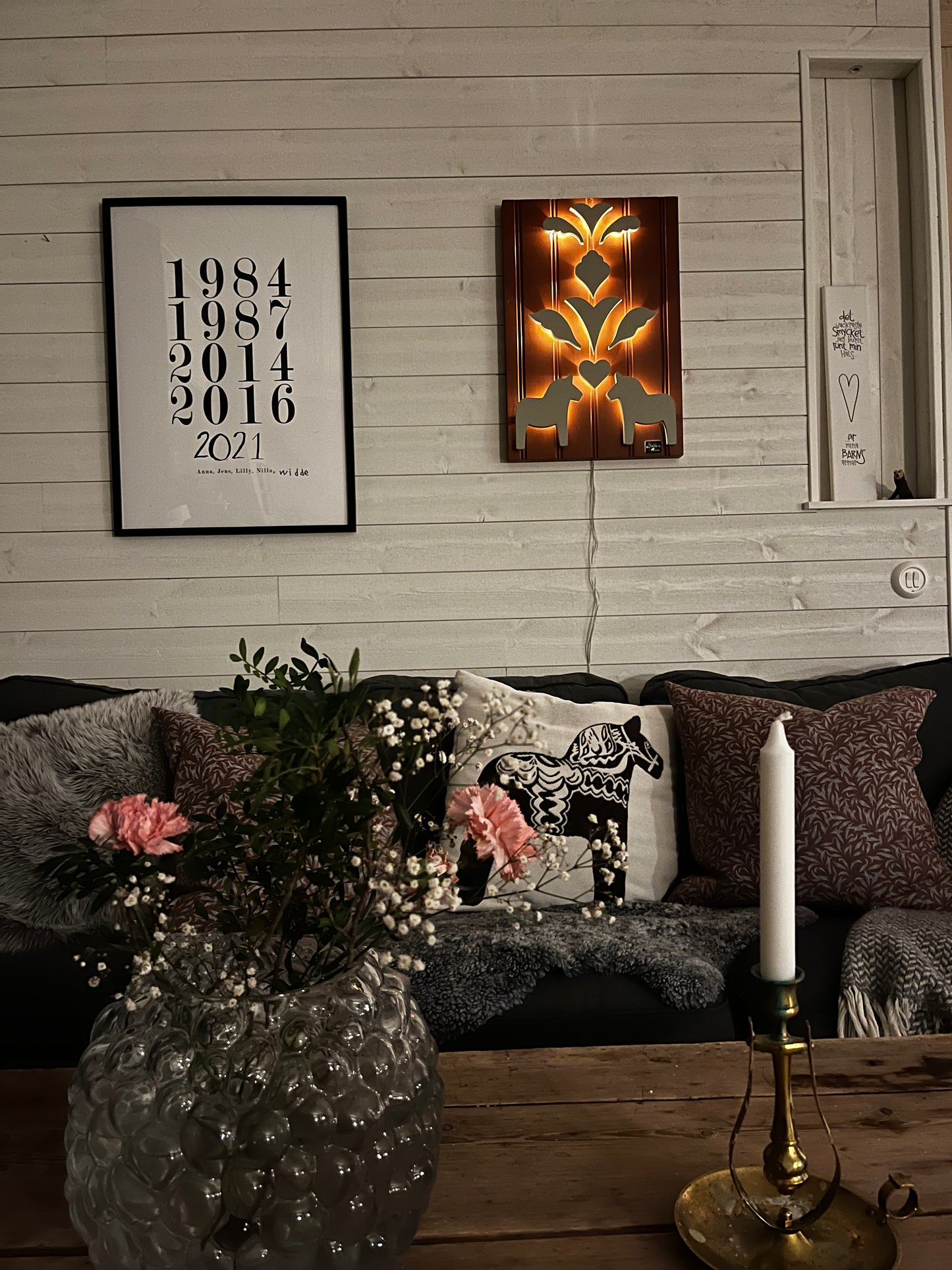 Beige-grå-grön på Rältaröd bakgrund