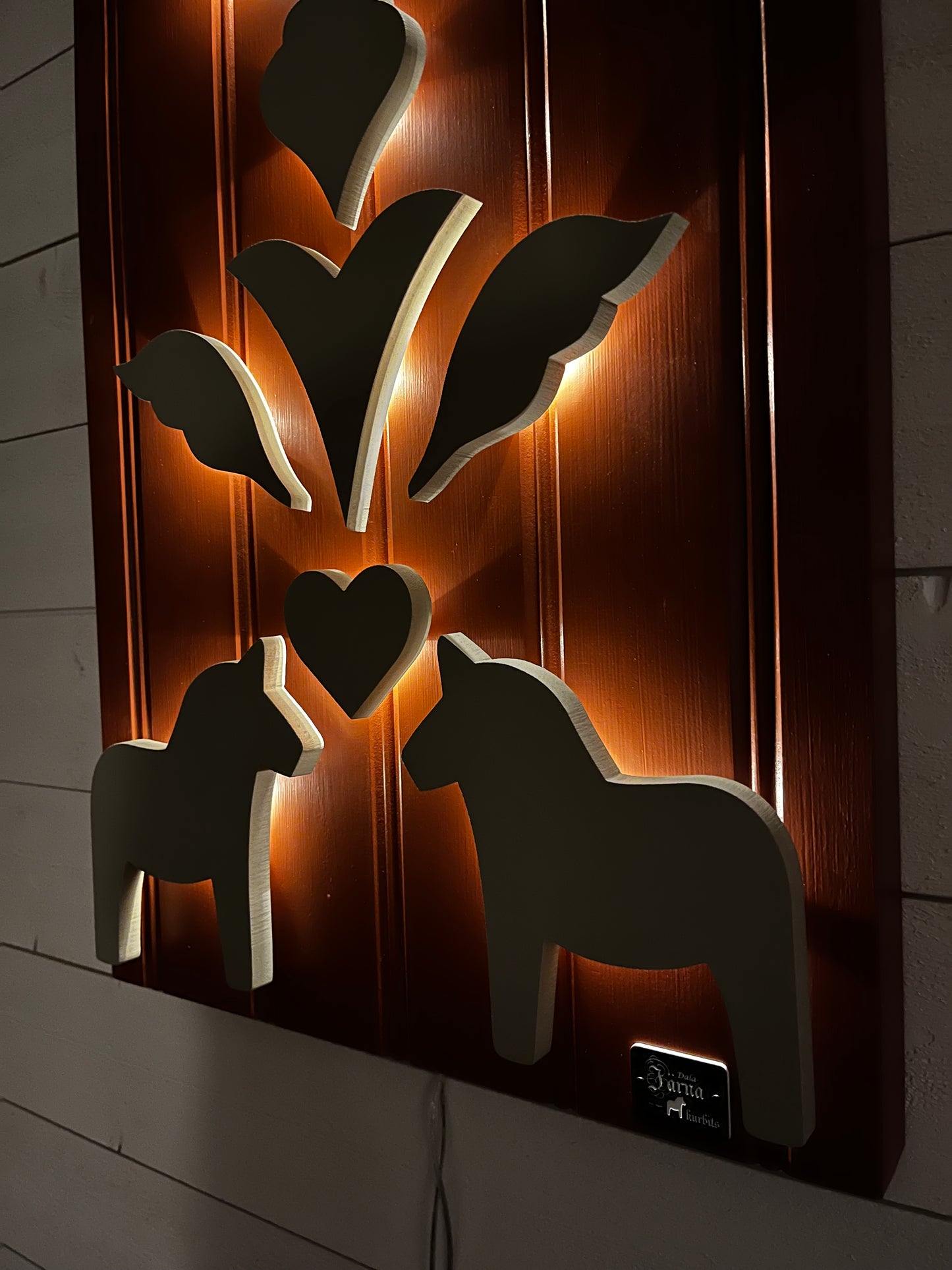 Beige-grå-grön på Rältaröd bakgrund