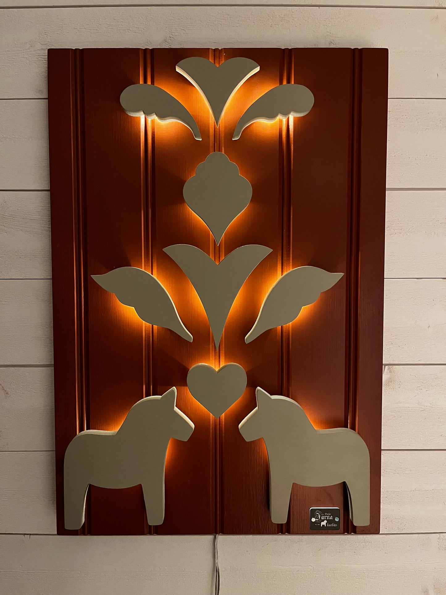 Beige-grå-grön på Rältaröd bakgrund