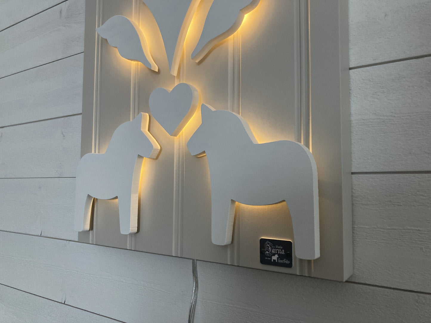 Vit på Leksandsgreige bakgrund