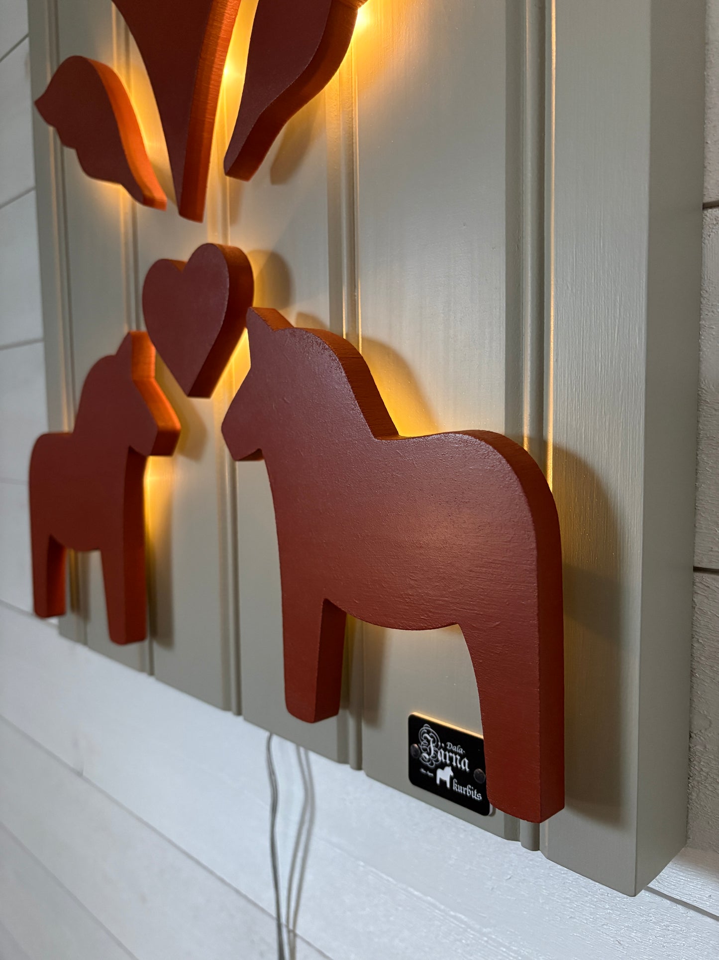 Rältaröd på Beige-grå-grön bakgrund