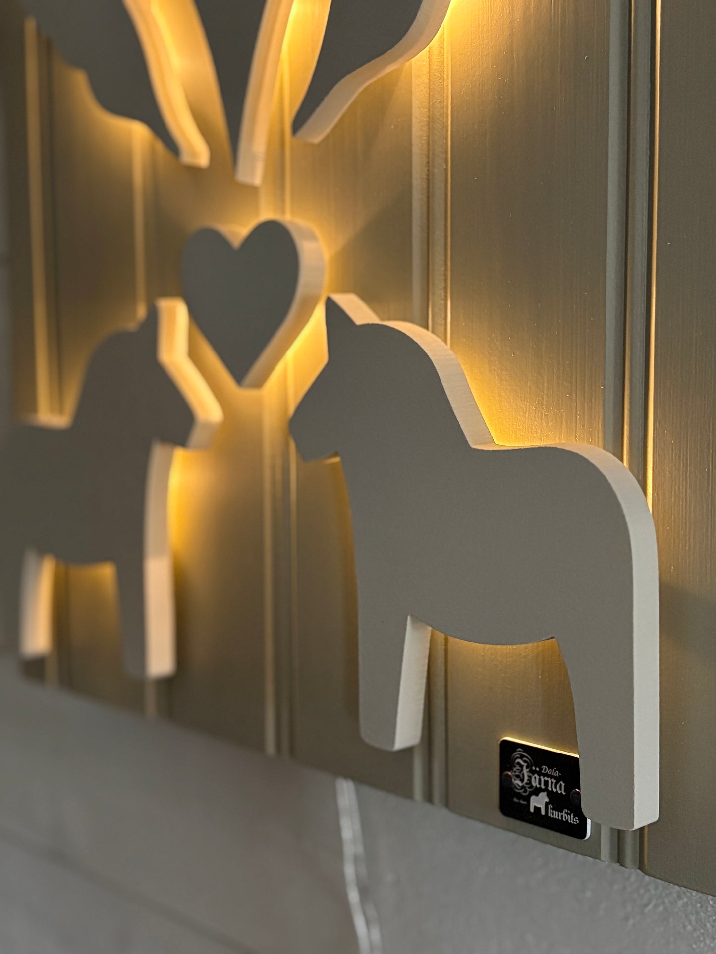 Leksandsgreige på Beige-grå-grön bakgrund