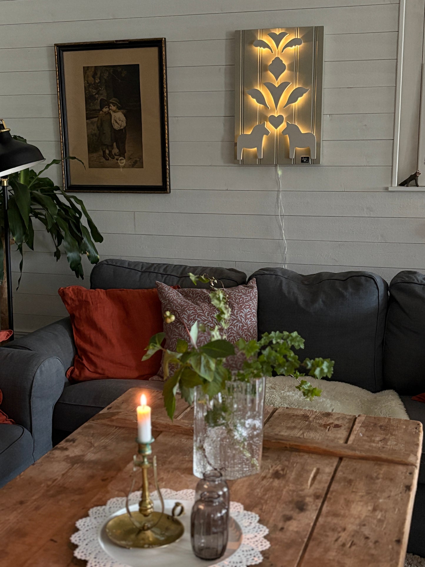 Leksandsgreige på Beige-grå-grön bakgrund