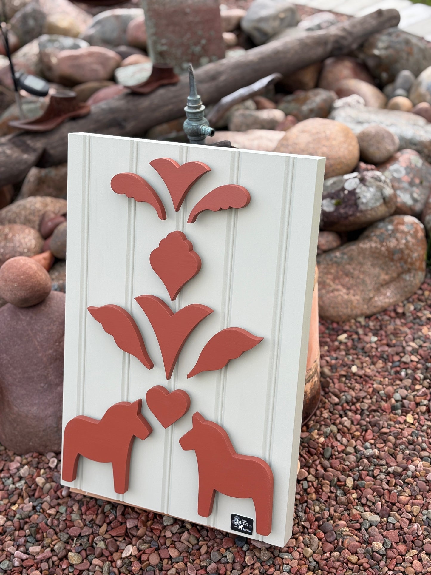 Rältaröd på Beige-grå-grön bakgrund