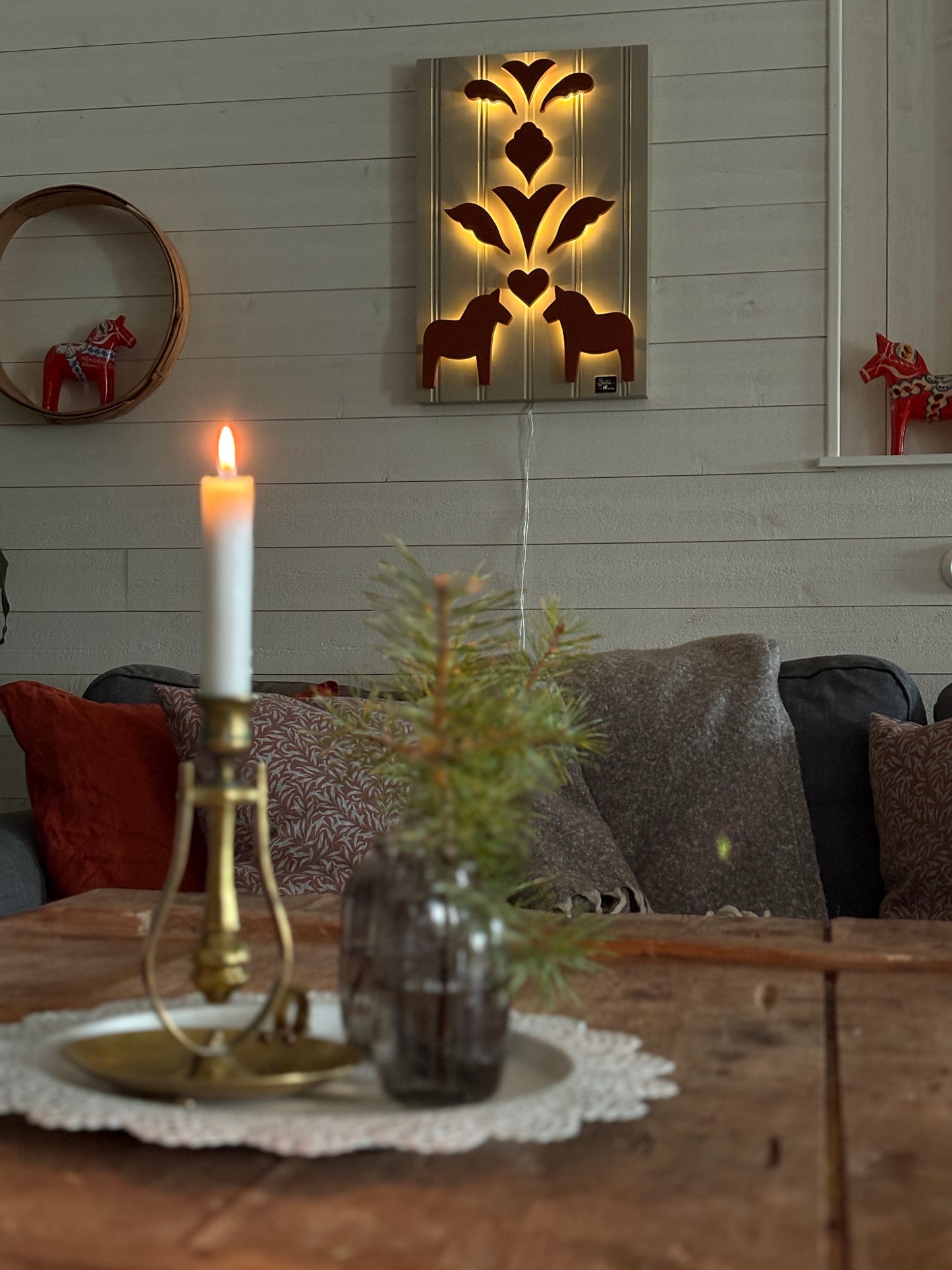 Rältaröd på Beige-grå-grön bakgrund